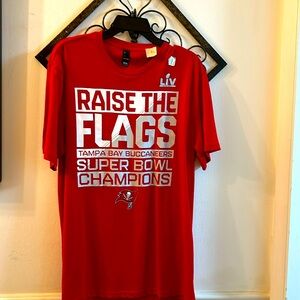 NWT NFL Tampa Bay Buccaneers Men Super Bowl LV Champions Raise The Flags T-shirt